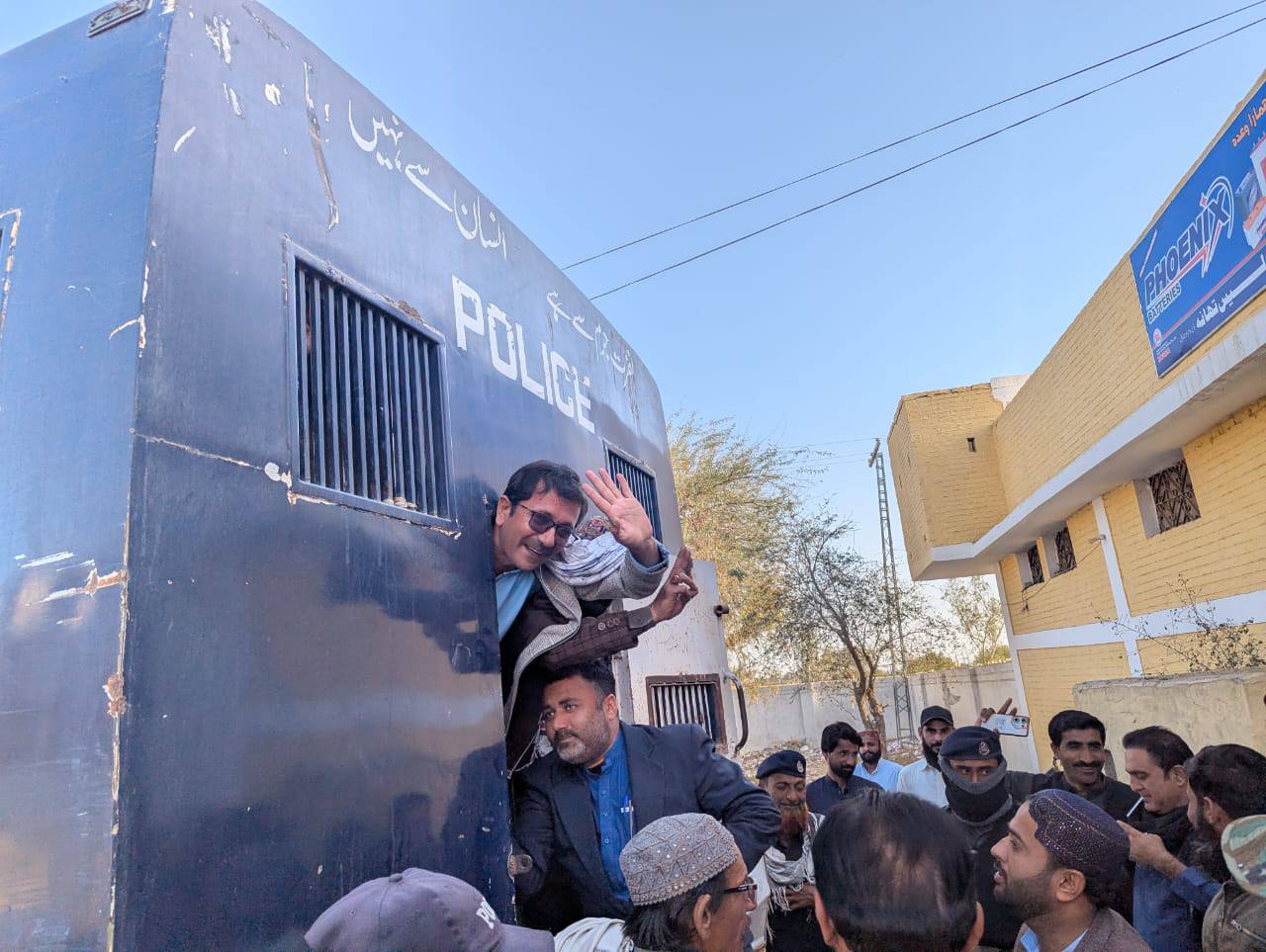 بلوچستان میں ملازمین پر پولیس تشدد اور پولیس گردی کی شدید مذمت کرتے ہیں